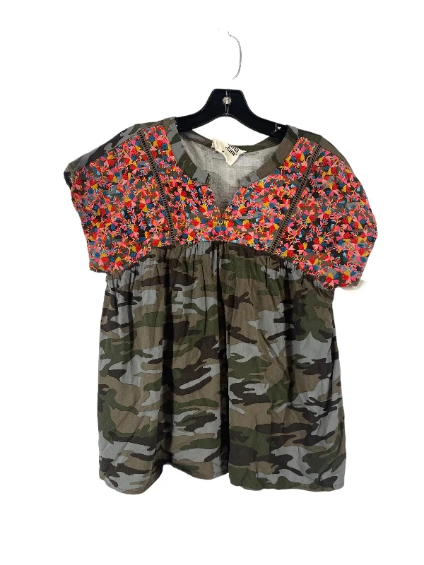 Top Short Sleeve By Savanna Jane In Camouflage Print, Size: M